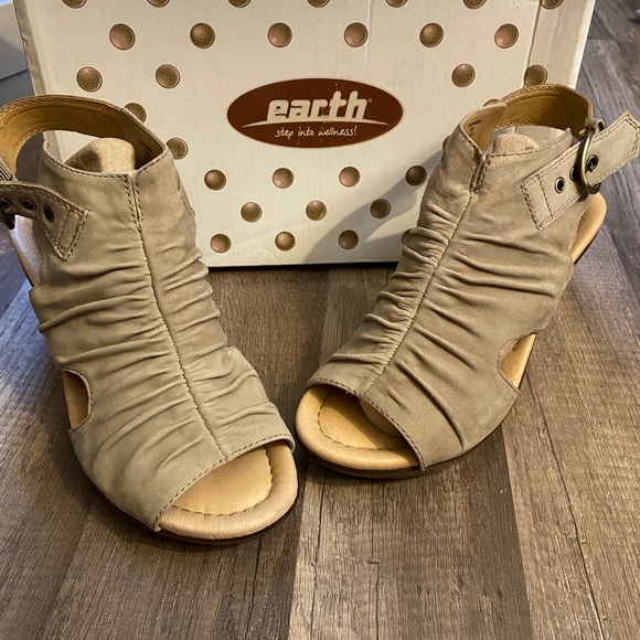 Heels/Sandels - Picture 2 of 2